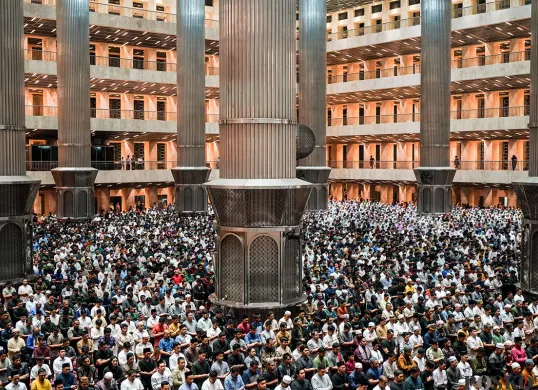 Umat Muslim melaksanakan shalat tarawih pertama Ramadhan di Masjid Istiqlal, Jakarta. (Sumber: Poskota/Bilal Nugraha Ginanjar)