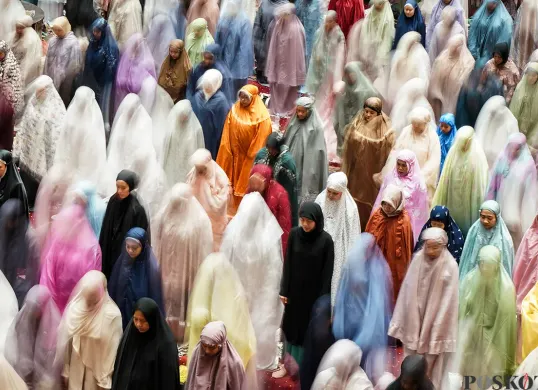 Umat Muslim melaksanakan shalat tarawih pertama Ramadhan di Masjid Istiqlal, Jakarta. (Sumber: Poskota/Bilal Nugraha Ginanjar)