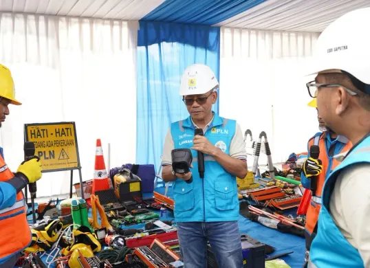 General Manager PLN UID Jakarta Raya, Lasiran memastikan seluruh peralatan para petugas dalam kondisi siap pakai dan berfungsi. (Sumber: Dok. PLN UID Jakarta Raya)
