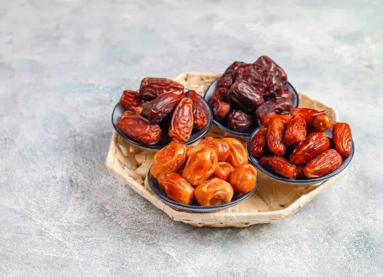 Ilustarsi. Ahli gizi ungkap pmgaruh kurma terhadap energi tubuh saat puasa Ramadhan. (Sumber: Freepik/azerbaijan_stockers)