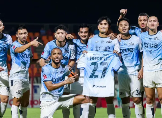 Para pemain Bangkok United merayakan kemenangan atas Sukhothai FC di pekan 23 Thai League 1 2024-25. (Sumber: Instagram @true_bangkok_united)