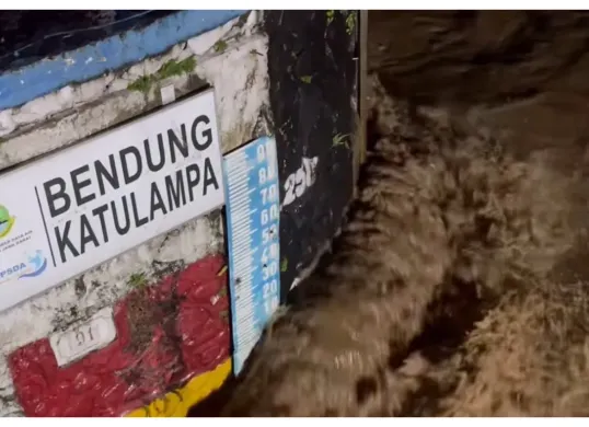 Kondisi debit air Sungai Ciliwung yang melintasi Bendung Katulampa, Kota Bogor. (Sumber: X/@txtdaribogor ·)