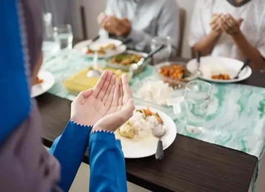 9 Tips Jitu Agar Tidak Telat Bangun Sahur Selama Ramadan. (Sumber: Pinterest/Freepik)