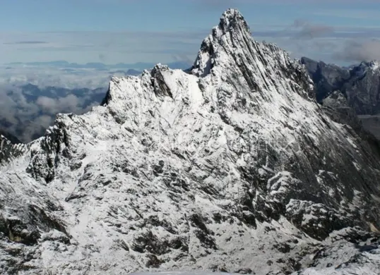 Puncak Carstensz Pyramid yang megah namun mematikan. (Sumber: Pinterest/@Andi)