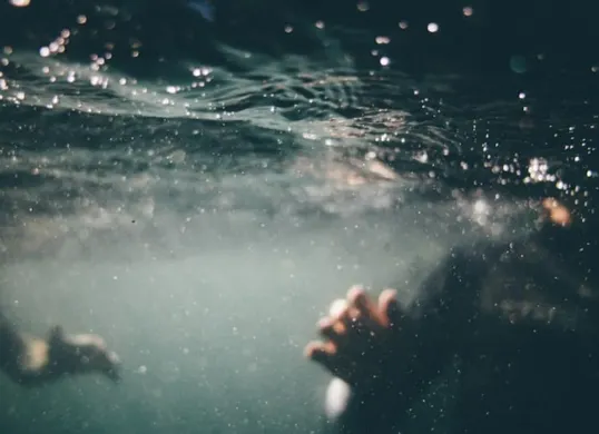 Ilustrasi korban hanyut (Sumber: Unsplash/Tim Marshall)