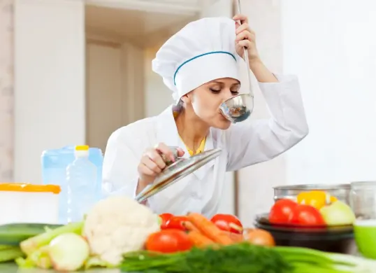 Apakah mencicipi makanan saat puasa bikin batal? ternyata ini jawabannya. (Sumber: Freepik/bearfotos)