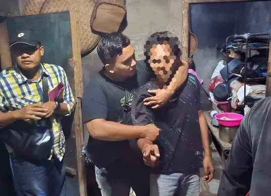 Tersangka SP saat diamankan personel Ditreskrimum Polda Banten. (Sumber: Dok. Humas Polda Banten)