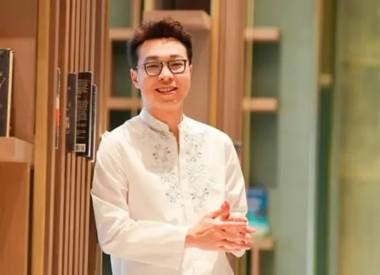 Richard Lee menjadi sorotan usai Mualaf Center Indonesia mencabut sertifikat mualafnya. MCI menegaskan keputusan tersebut hanya menyangkut dokumen administratif, bukan status keislaman. (Sumber: Instagram @dr.richard_lee)