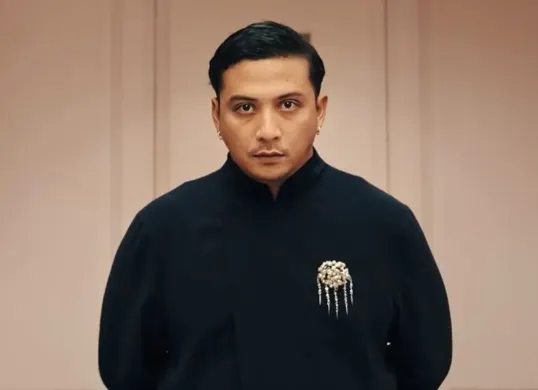 Nama sastrawan Sitok Srengenge kembali mencuat setelah foto yang memperlihatkan dirinya bersama musisi Sal Priadi beredar luas di media sosial. (Sumber: Instagram/@salpriadi)