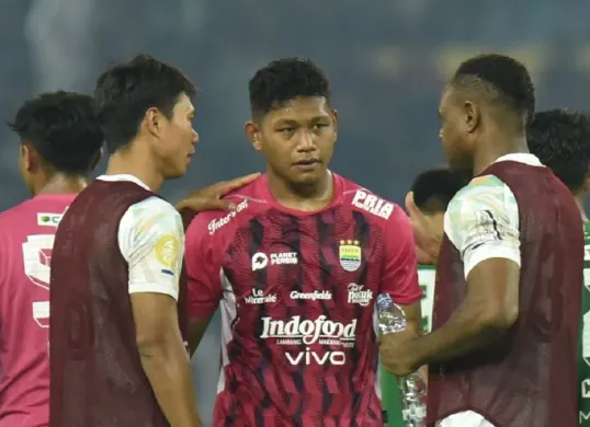 Sheva Sanggasi mendapat dukungan dari rekan-rekannya setelah menjalani debut bersama Persib. (Foto: persib.co.id)