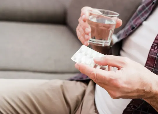 Ilustrasi.  tips minum obat rutin saat puasa Ramadhan. (Sumber: Freepik)
