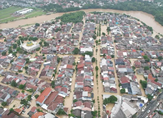 BPBD Kota Bekasi melaporkan ratusan orang yang terdampak di 20 titik banjir Bekasi telah dievakuasi. (Sumber: Pusat Data Informasi dan Komunikasi Kebencanaan BNPB)