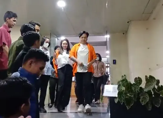 Nikita Mirzani selalu berkomunikasi dengan anaknya menggunakan HP petugas. (Sumber: Poskota/Ali Mansur)