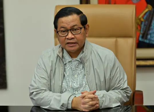 Gubernur Jakarta, Pramono Anung melakukan peninjauan ke Pintu Air Manggarai. (Sumber: dok. Setkab)