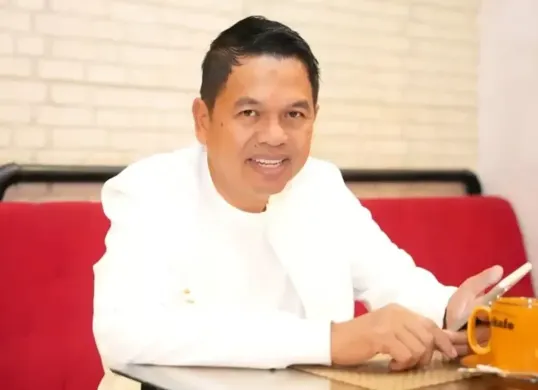 Pernyataan Gubernur Kalimantan Timur, Rudi Mas’ud, yang menyebut Dedi Mulyadi sebagai “Gubernur Konten” dalam rapat resmi DPR RI telah menjadi viral dan menuai perhatian publik. (Sumber: Instagram/@dedimulyadi71)