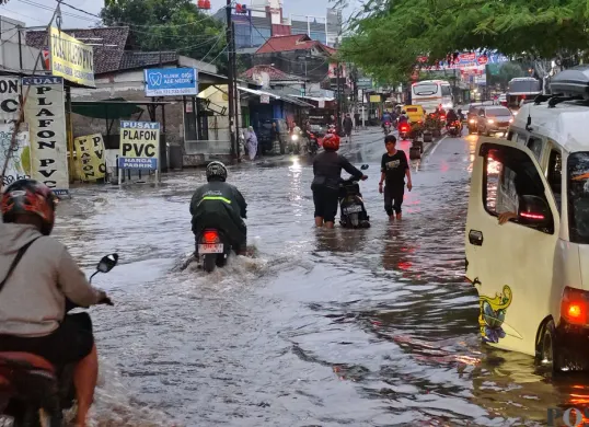 Banjir di Jalan Raden Fatah, Kecamatan Ciledug, Kota Tangerang, Selasa, 4 Maret 2025. (Sumber: Poskota/Veronica Prasetio)