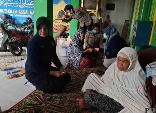 Nenek Yani saat dicek kesehatan oleh tim Dokkes Polres Metro Depok di tempat pengungsian, Musala Assalam Sawangan Baru, Kecamatan Sawangan, Kota Depok. (Sumber: Poskota/Angga Pahlevi)