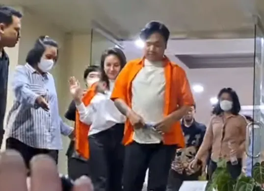 Nikita Mirzani melaporkan dugaan rekaman ilegal dalam kasus pemerasan yang menjeratnya. (Sumber: Tangkap Layar YouTube/Intens Investigasi)