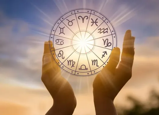 Senin penuh kejutan! Ini ramalan zodiak 4 Agustus 2025 untuk Capricorn, Aquarius dkk. Keuangan naik? Asmara harmonis? Baca di sini. (Sumber: Pinterest/Wunderweib)