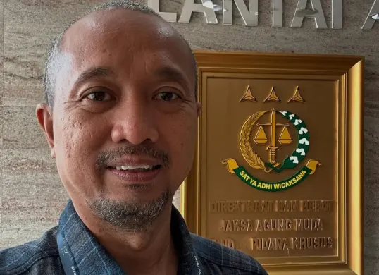 Pembalap sekaligus Influencer otomotif, Fitra Eri Purwotomo,mendatangi Kejagung pada Rabu, 5 Maret 2025, menjadi saksi dalam penyelidikan kasus dugaan korupsi terkait tata kelola minyak mentah. (Sumber: Instagram @FitraEri)