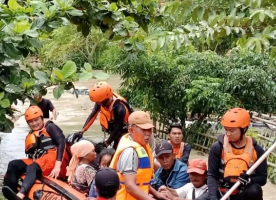Personil BPBD Kabupaten Karawang melakukan evakuasi warga terdampak banjir pada Selasa, 4 Maret 2025. (Sumber: Dok BPBD Kabupaten Karawang)