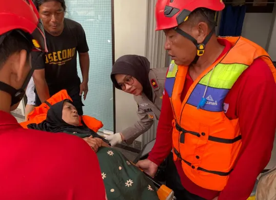 Polres Jakarta Timur mendirikan posko kesehatan gratis untuk masyarakat yang terdampak banjir. (Sumber: Dok. Polres Jakarta Timur)