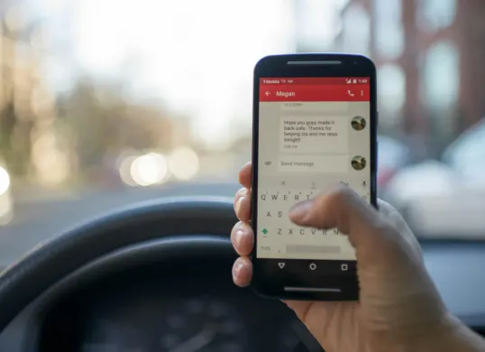 Gunakan handsfree untuk gunakan handphone secara aman berkendara. (Sumber: Pexels/Roman Pohorecki)