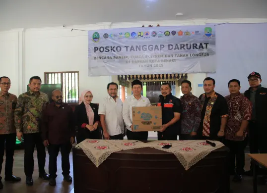Ketua DPD RI, Sultan B. Najamudin, menyerahkan bantuan kepada korban banjir di Bekasi pada Kamis, 6 Maret 2025. (Sumber: Dok. Humas DPD RI)