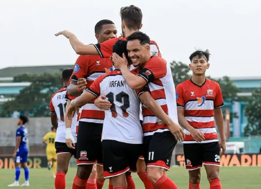 Madura United bersiap menghadapi klub Kamboja Svay Rieng FC dalam leg pertama semifinal AFC Challenge League 2024-25. (Foto: Instagram/@maduraunited.fc)