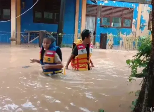 Sejumlah warga saat evakuasi diri dalam bencana banjir di BTN Setul, Desa Teluk, Kecamatan Labuan, Pandeglang. (Sumber: Poskota/Samsul Fatoni)