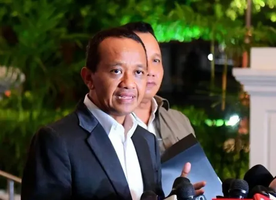 Menteri Bahlil angkat bicara soal BBM Bobibos: 'Kita pelajari dulu.' Kementerian ESDM klarifikasi status sertifikasi dan proses uji laboratorium yang harus ditempuh inovasi energi baru. (Sumber: Instagram/@bahlillahadalia)