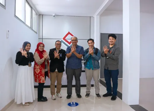 Executive Account Manager Telkom DWS Erna Wiyati (kedua kiri), Direktur RS Dadi Keluarga Ciamis Dhodik M. Utomo (ketiga kanan) saat acara penandatanganan kesepakatan 1 Full Rack di Kantor Telkom Witel Priangan Timur. (Sumber: Dok. Telkom)