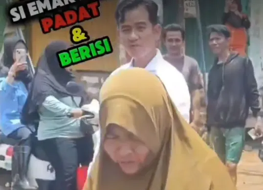 Wapres Gibran Rakabuming Raka dicueki ibu-ibu saat melakukan peninjauan dan memberikan bantuan di lokasi banjir Bekasi. (Sumber: Tangkap layar TikTok/@bungtoms_)