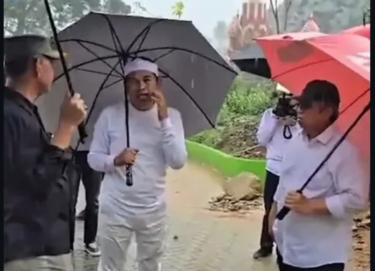 Gubernur Jabar Dedi Mulyadi kembali mendatangi kawasan wisata Hibisc Fantasy Puncak, Bogor pada Sabtu, 8 Maret 2025 guna memastikan pembongkaran terus berlanjut. (Sumber: Instagram Dedi Mulyadi)