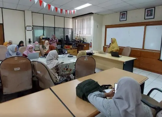 Kepala BPJS Kesehatan Cabang Jakarta Pusat, Diah Sofiawati, menjelaskan pentingnya kepesertaan aktif JKN sebagai syarat utama bagi calon jemaah haji dalam sosialisasi di Jakarta Pusat, Jumat, 7 Maret 2025. (Sumber: Dokumentasi Istimewa)