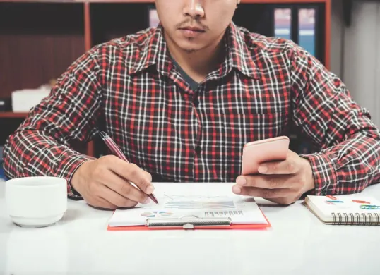 Hindari pinjol untuk akses galeri di handphone Anda. (Sumber: Freepik)