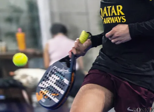 Ilustrasi raket padel. (Sumber: Poskota/Bilal Nugraha Ginanjar)