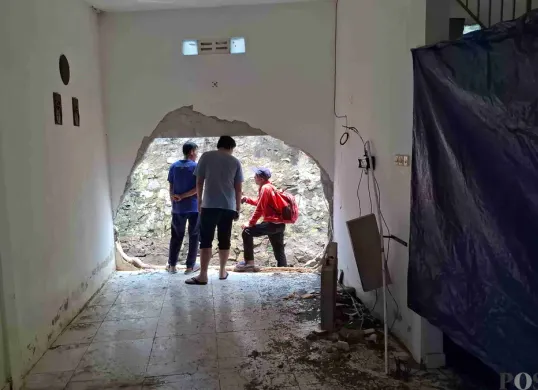 Tembok rumah milik warga di Perumahan RGS 7, RT 01 RW 01, Rawa Denok, Kelurahan Rangkapan Jaya Baru, Kecamatan Pancoran Mas, Kota Depok, jebol akibat banjir, Sabtu, 8 Maret 2025, sore. (Sumber: Poskota/Angga Pahlevi)