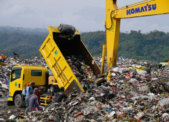 Alat berat diturunkan untuk evakuasi tumpukan sampah yang mengalami longsor di TPA Sarimukti, Kabupaten Bandung Barat, Minggu, 9 Maret 2025. (Sumber: Poskota/Gatot Poedji Utomo)