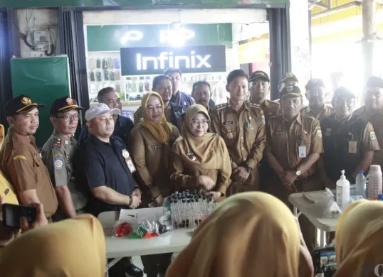 Bupati Pandeglang, Rd. Dewi Setiani bersama pihak BPOM dan jajaran terkait saat sidak di Pasar Badak Pandeglang. (Sumber: Poskota/Samsul Fatoni)