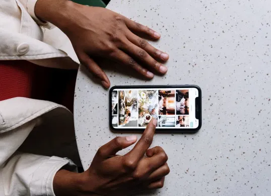 Ilustrasi mengirim foto HD di iPhone (Sumber: Pexels/cottonbro studio)