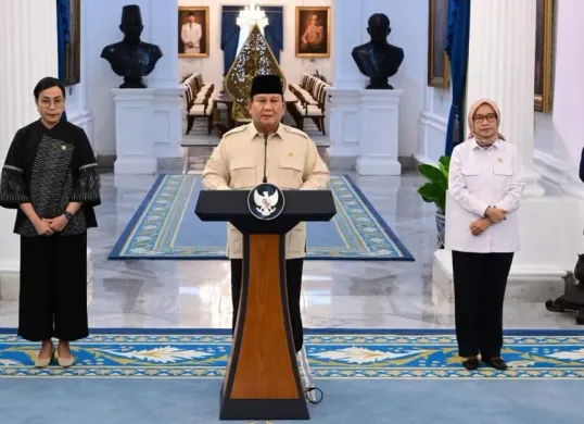 Presiden Prabowo Subianto menyampaikan keterangannya di Istana Merdeka, Jakarta, pada Selasa, 11 Maret 2025, terkait kebijakan pemberian THR dan Gaji ke-13 bagi ASN. (Sumber: Dok BPMI Setpres)