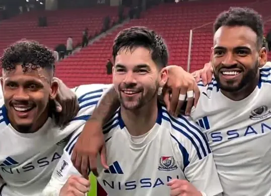 Pemain Timnas Indonesia, Sandy Walsh memberi assist saat Yokohama Marinos menghadapi Shanghai Port di 16 besar AFC Champions League Elite. (Sumber: @yokohamaf.marinos)