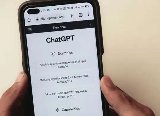 Cara menggunakan ChatGPT di Hp dan laptop. (Sumber: Pexels/Sanket Mishra)