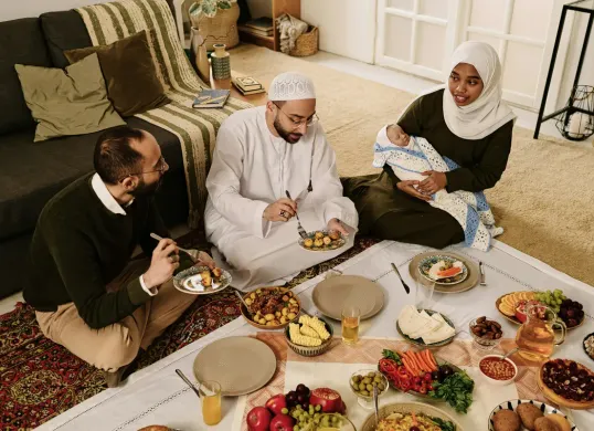 Ilustrasi makan saat lebaran. (Sumber: Unsplash/Clique Images)