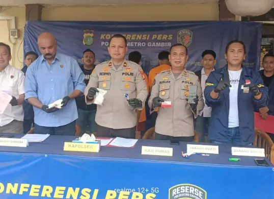 Konferensi pers pengungkapan kasus penyalahgunaan narkoba yang dengan modus konsultan spiritual oleh Polsek Gambir, Jakarta Pusat, Rabu, 12 Maret 2025. (Sumber: Dok. Polsek Gambir)
