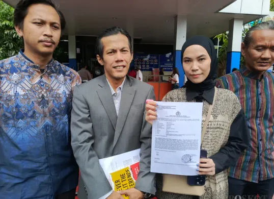 Selebgram lymel didampingi kuasa hukumnya Patra M Zen melaporkan kasus tindak pidana penggelapan ke Polda Metro Jaya, Jakarta Selatan, Rabu 12 Maret 2025. (Sumber: Poskota/Ali Mansur)
