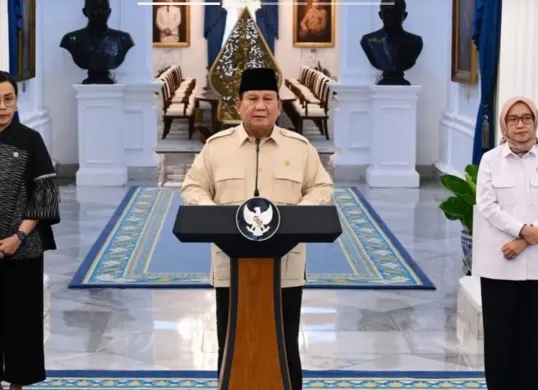 Potret Presiden Prabowo Subianto (tengah) didampingi Menteri Keuangan, Sri Mulyani (kiri) dan MenPANRB, Rini Widyantini (kanan) saat mengumumkan terkait THR PNS 2025 dan gaji ke-13. (Sumber: Kemenkeu)