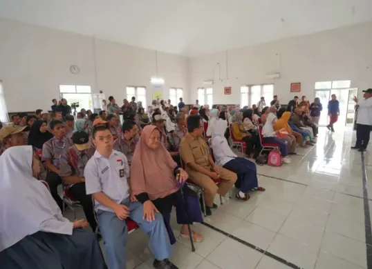 Seremoni penyaluran bansos lansia dan disabilitas yang diselenggarakan di Sukabumi, Jawa Barat. (Sumber: Dok. Kemensos)