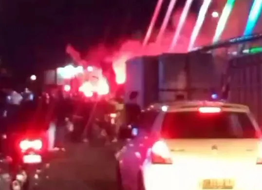 Tangkap layar sejumlah bobotoh merayakan ulang tahun Persib di atas jembatan layang Pasupati pada Kamis menjelang Jumat tengah malam, 14 Maret 2025.